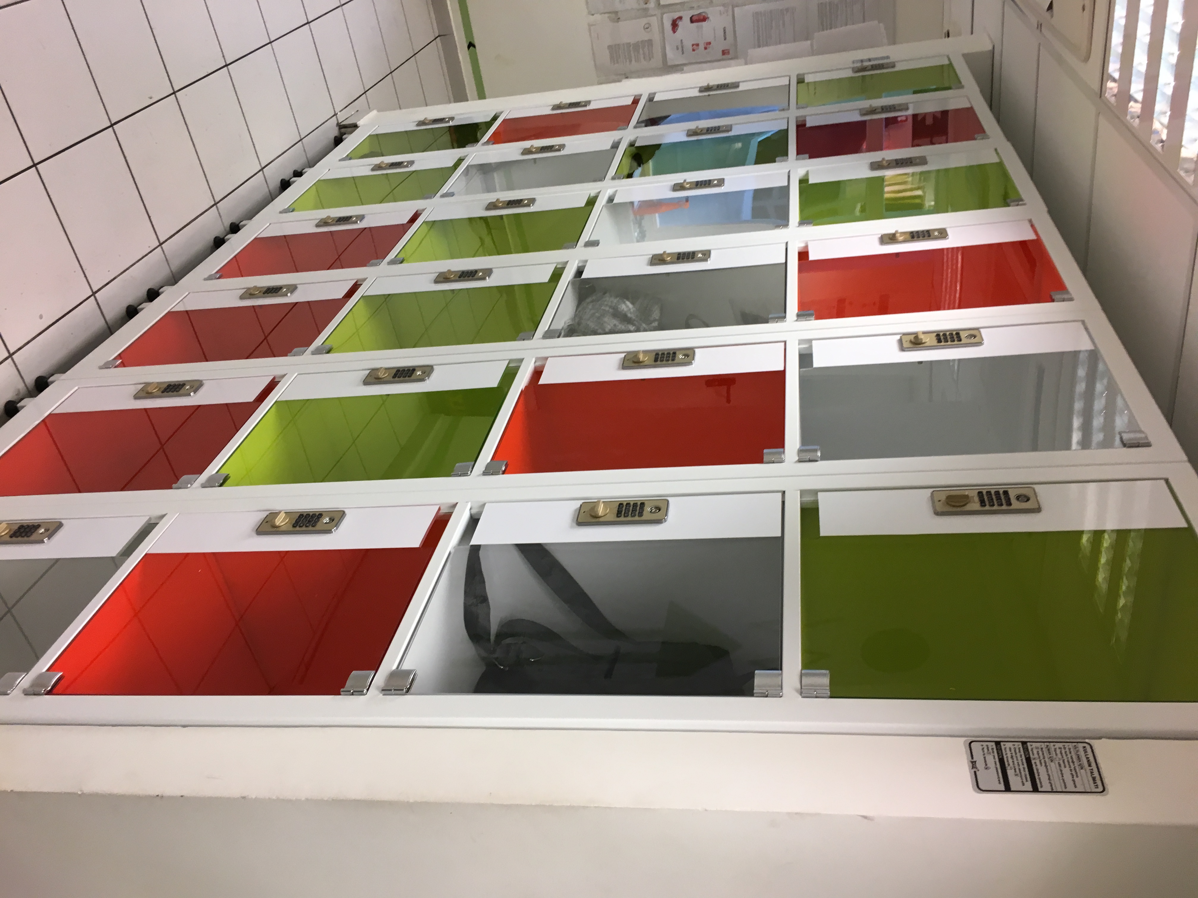 4 Kapılı Pleksi Kapaklı Personel Dolabı - Elektronik Kilitli